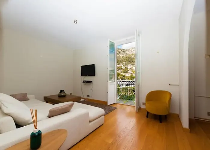 Stunning Sur Retreat Chic With Air-conditioning And Breathtaking Views Больё-сюр-Мер